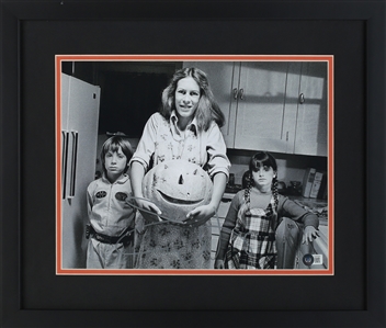Jamie Lee Curtis Autographed Halloween Photo (With Beckett Authentication)